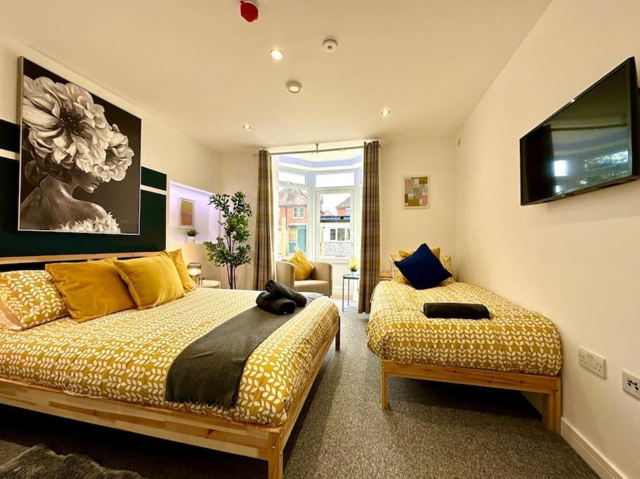 Spacious Bournemouth Group Haven: 8-Bedroom Comfort Near Town & Beach Exterior photo