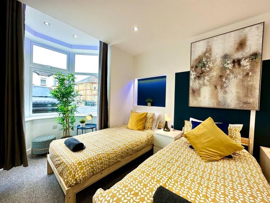Spacious Bournemouth Group Haven: 8-Bedroom Comfort Near Town & Beach Exterior photo