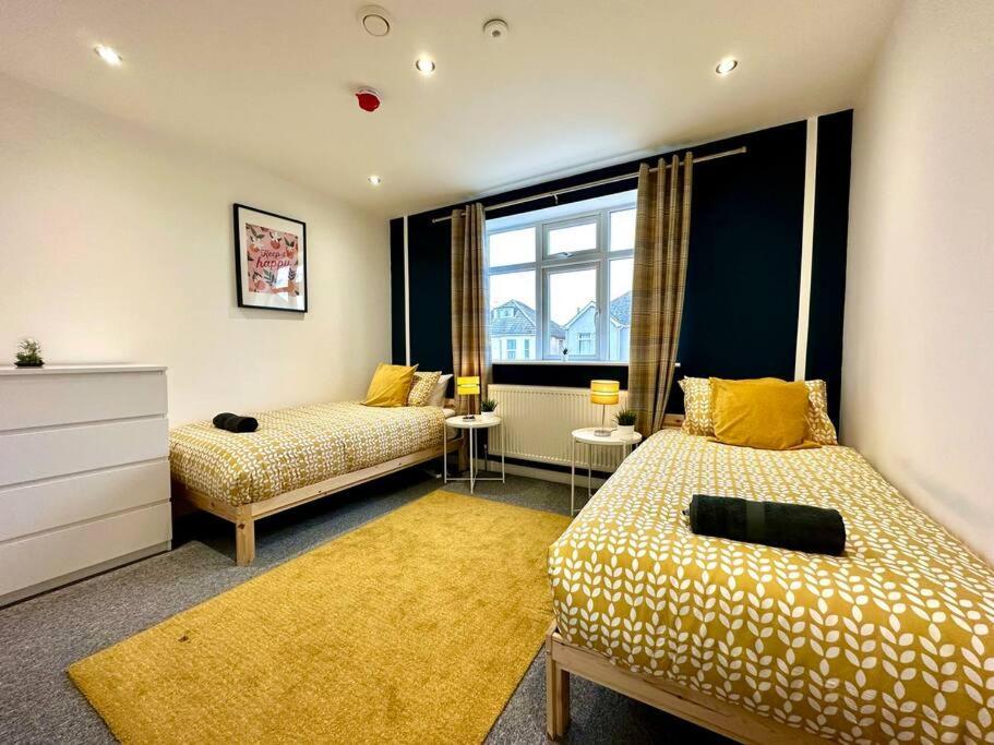 Spacious Bournemouth Group Haven: 8-Bedroom Comfort Near Town & Beach Exterior photo