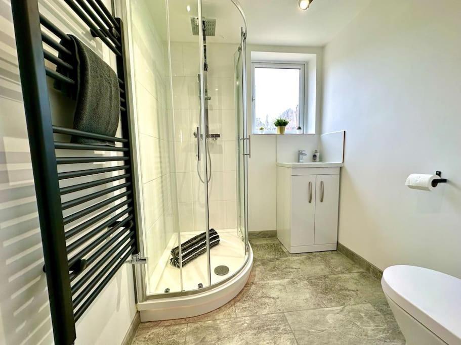 Spacious Bournemouth Group Haven: 8-Bedroom Comfort Near Town & Beach Exterior photo