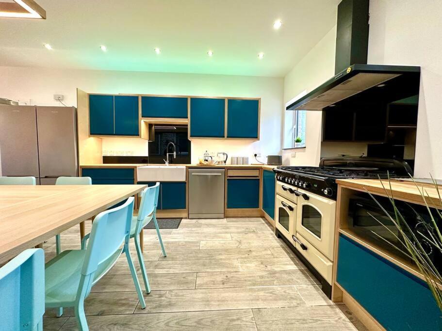 Spacious Bournemouth Group Haven: 8-Bedroom Comfort Near Town & Beach Exterior photo