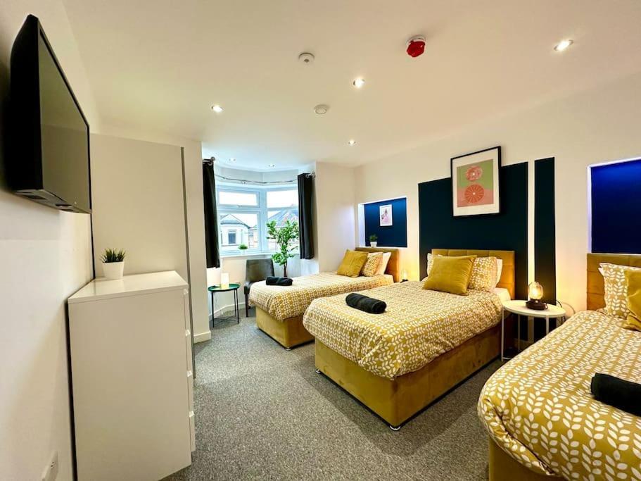 Spacious Bournemouth Group Haven: 8-Bedroom Comfort Near Town & Beach Exterior photo