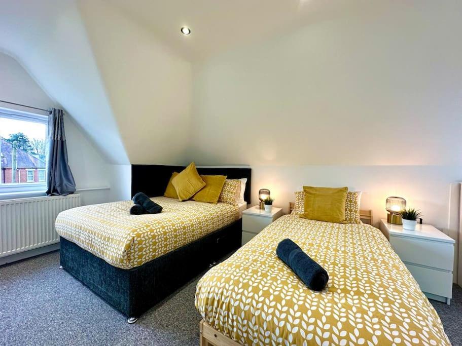 Spacious Bournemouth Group Haven: 8-Bedroom Comfort Near Town & Beach Exterior photo