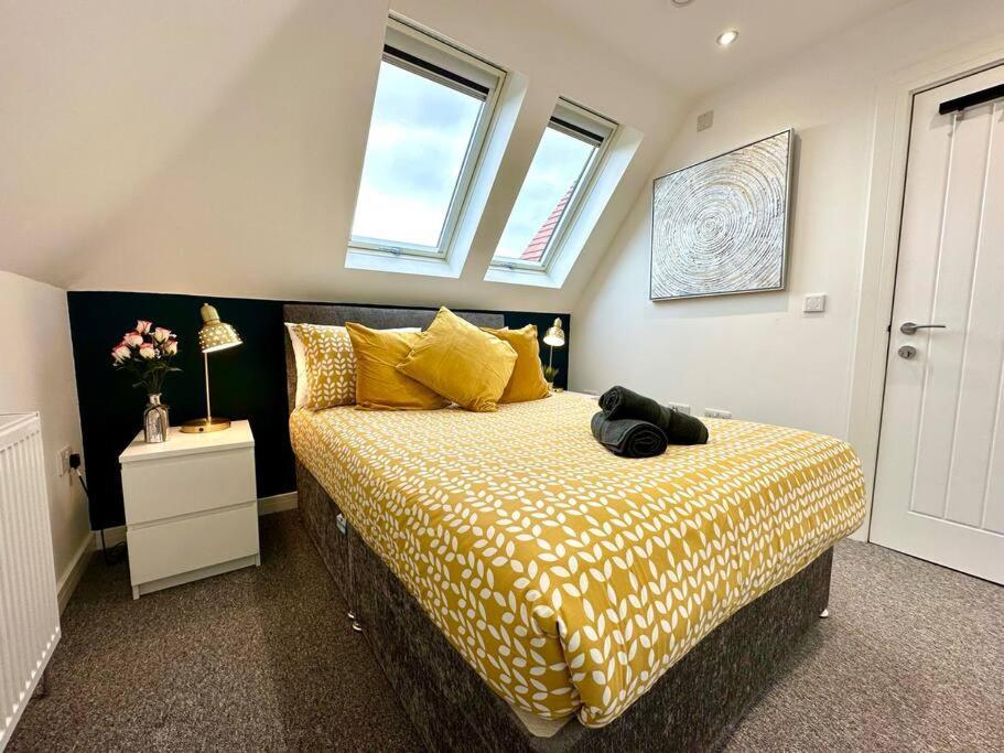 Spacious Bournemouth Group Haven: 8-Bedroom Comfort Near Town & Beach Exterior photo