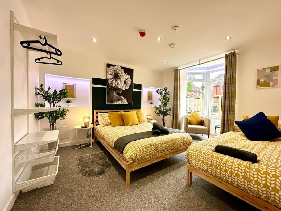 Spacious Bournemouth Group Haven: 8-Bedroom Comfort Near Town & Beach Exterior photo