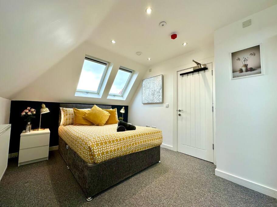 Spacious Bournemouth Group Haven: 8-Bedroom Comfort Near Town & Beach Exterior photo