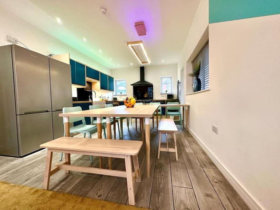 Spacious Bournemouth Group Haven: 8-Bedroom Comfort Near Town & Beach Exterior photo