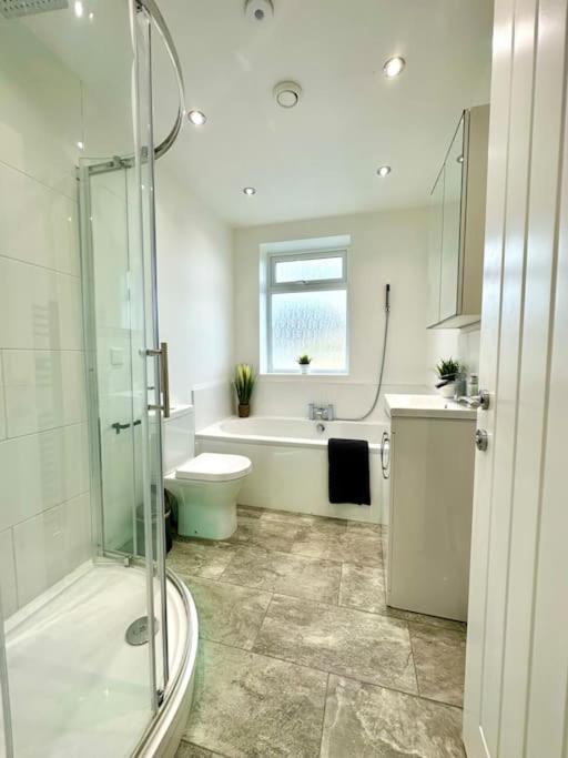 Spacious Bournemouth Group Haven: 8-Bedroom Comfort Near Town & Beach Exterior photo